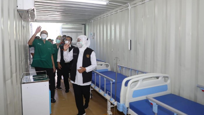 Gubernur Khofifah Indar Parawansa di RSU dr Soetomo