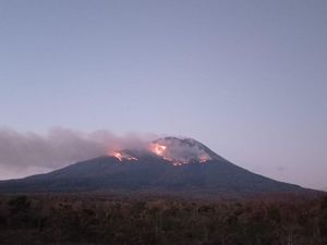 Erupsi Gunung Ile Lewotolok Disebut Kecil, Kolom Abu Kurang dari 500 Meter