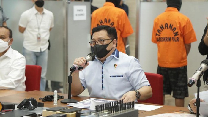 Birgjen Helmy Santika dalam konferensi pers penangkapan 8 pelaku pinjaman online (pinjol) ilegal, di Bareskrim Polri, Jakarta, Kamis (29/7/2021).
