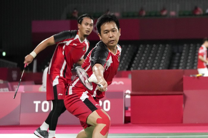 Indonesias Mohammad Ahsan, left, and Hendra Setiawan play against Japans Takeshi Kamura and Keigo Sonoda during their mens doubles quarterfinal match at the 2020 Summer Olympics, Thursday, July 29, 2021, in Tokyo, Japan. (AP Photo/Markus Schreiber)
