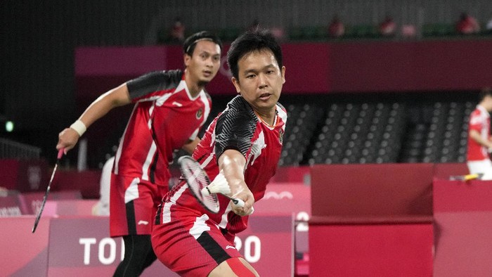 Indonesias Mohammad Ahsan, left, and Hendra Setiawan play against Japans Takeshi Kamura and Keigo Sonoda during their mens doubles quarterfinal match at the 2020 Summer Olympics, Thursday, July 29, 2021, in Tokyo, Japan. (AP Photo/Markus Schreiber)