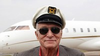 Pada tahun 2011, Hugh Hefner juga pernah tiba di Inggris dengan pesawat mewah berkelir putih. Dan Kitwood/Getty Images.