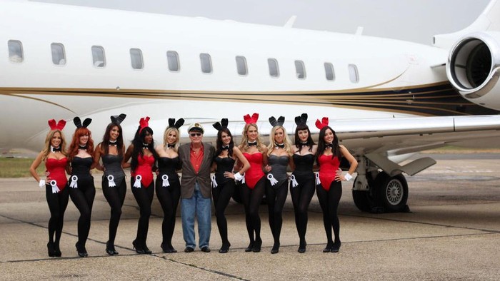 Selain memiliki Playboy Mansion, mendiang Hugh Hefner pernah memiliki jet pribadi bernama Big Bunny. Yuk, lihat foto-fotonya!