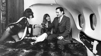 Hugh Hefner menggunakan pesawat jet pribadinya tersebut untuk bepergian ke benua Afrika hingga Eropa. Dennis Oulds/Central Press/Hulton Archive/Getty Images.