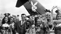 Dia meminta izin khusus pada pemerintah untuk mewarnai pesawatnya dengan warna hitam. Bagian ekornya pun digambari logo kelinci Playboy. Central Press/Getty Images.