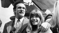 Hugh Hefner menjual Big Bunny pada maskapai Venezuela Airlines di tahun 1975. Dennis Oulds/Central Press/Hulton Archive/Getty Images.