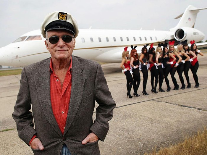Intip Foto Jadul Pendiri Majalah Playboy Naik Jet Big Bunny Selain memiliki Playboy Mansion, mendiang Hugh Hefner pernah memiliki jet pribadi bernama Big Bunny. Yuk, lihat foto-fotonya!