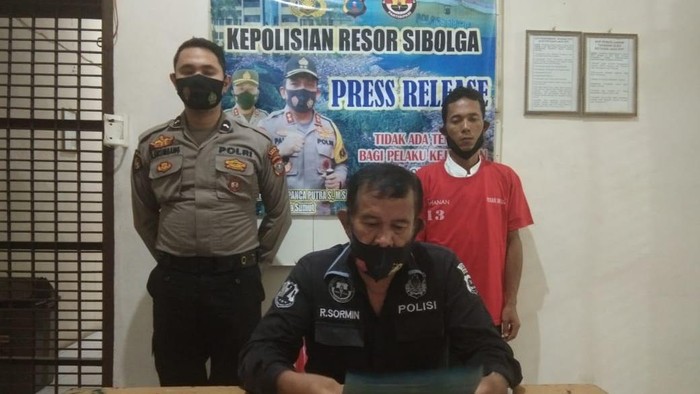 Iptu R Sormin bersama tersangka pemilik sabu