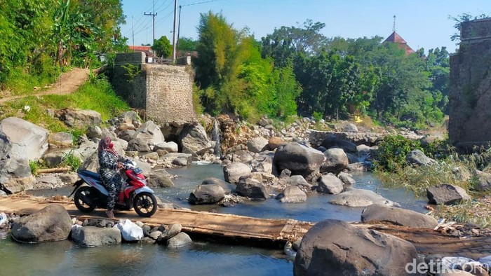 Sebuah jembatan penghubung kecamatan di Kabupaten Pasuruan ambruk pada 14 Maret 2021. Namun hingga saat ini belum diperbaiki.