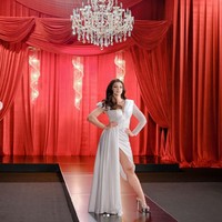 Gaun putih elegan yang satu ini dinamakan La Modernite karya Tommy Pancamurti. Gaun panjang semi one shoulder ini memiliki belahan yang cukup tinggi sampai ke paha di bagian bawahnya. Sang desainer sendiri memang khusus membuatnya untuk dikenakan oleh Jihane di ajang Miss Supranational 2021. Foto: Instagram/@officialputeriindonesia