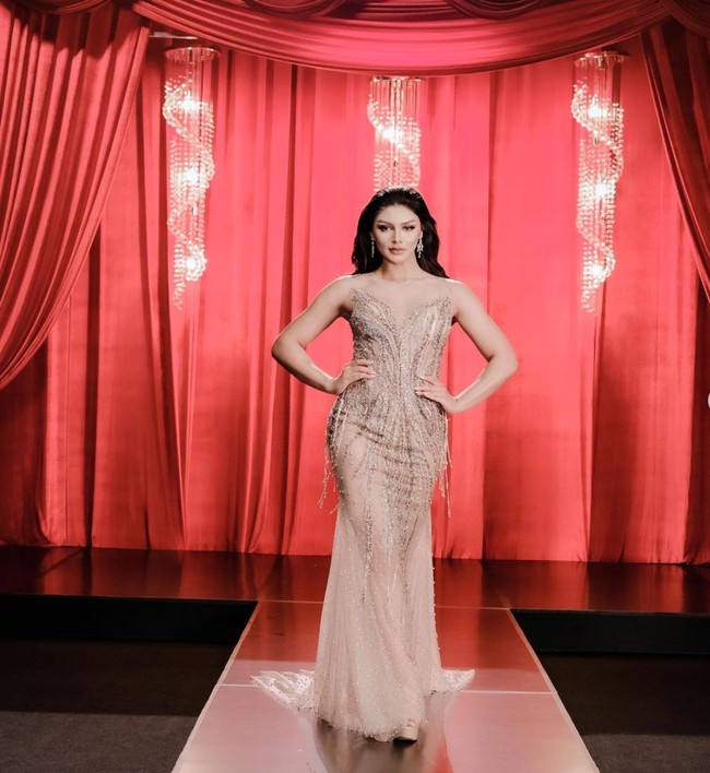 Selanjutnya ada Strong Roots Gown karya Denny Opulence. Gaun berwarna nude itu dipenuhi dengan payet yang mempercantik tampilan gaun. Bagian bawah daun terlihat semi transparan yang membuat penampilan Jihane kian mempesona dan seksi. Foto: Instagram/@officialputeriindonesia