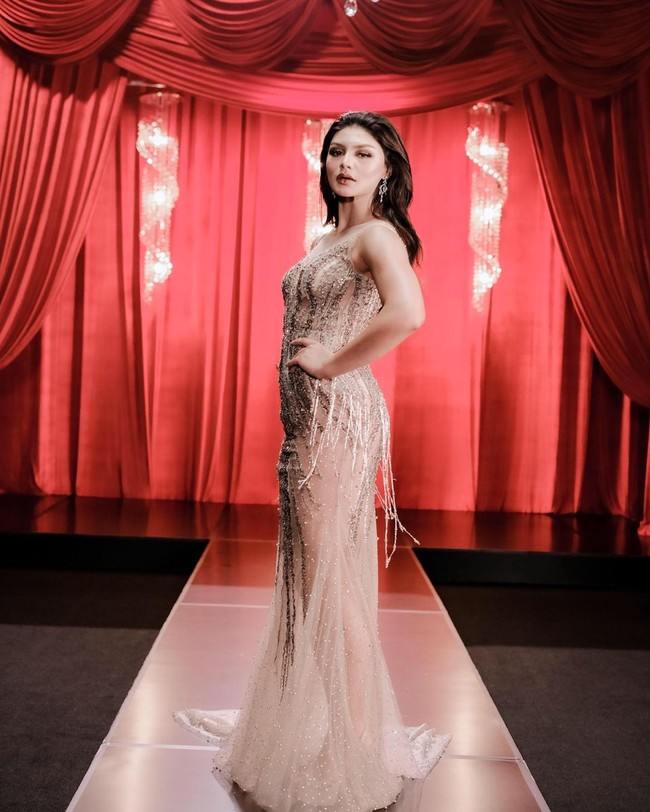 Untuk melengkapi penampilannya, Jihane mengenakan heels berwarna senada dan anting yang menjuntai di telinganya. Rencananya pada Agustus nanti Jihane akan segera berangkat ke Polandia untuk mengikuti ajang Miss Supranational 2021. Foto: Instagram/@officialputeriindonesia