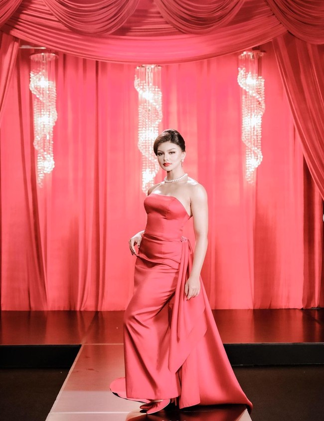 Tak kalah mempesona, Jihane Almira juga akan membawakan Red Vintage Gown karya ANAZ. Gaun yang satu ini terlihat cukup simple dengan pita samping di bagian beelakangnya. Dengan menambahkan kalung mutiara berwarna putih, penampilan Jihane pastinya akan mampu mencuri atensi. Foto: Instagram/@officialputeriindonesia