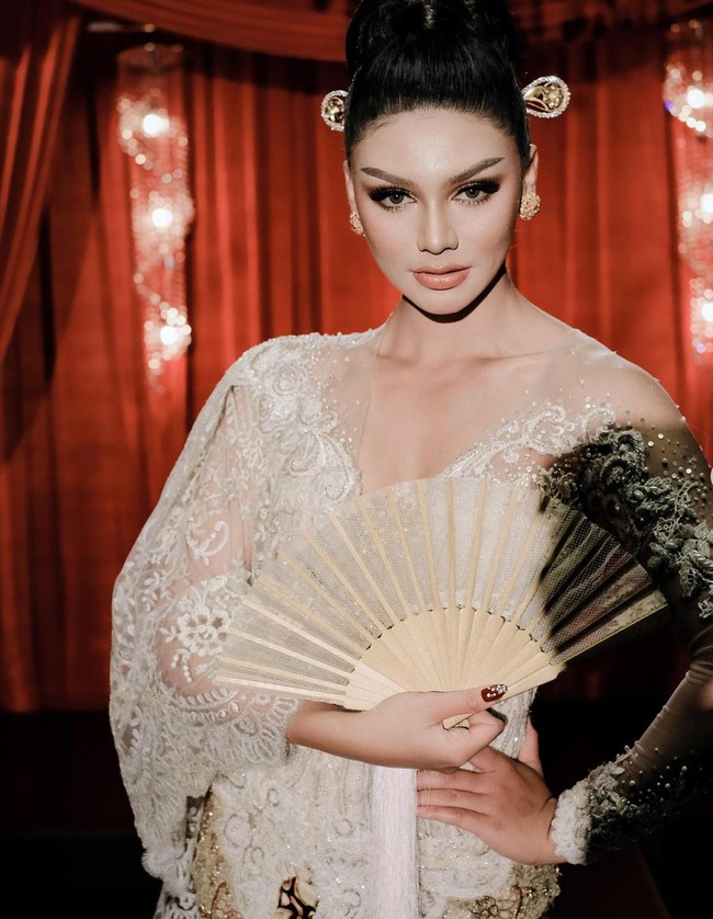 Sebelum ikut Puteri Indonesia 2020, Jihane Almira sudah lebih dulu terjun ke dunia akting dengan menjadi salah satu pemain serial Gossip Girl Indonesia. Dalam remake serial Hollywood tersebut, juara favorit Miss Supranational 2021 itu berperan sebagai Blair Hadiningrat. Foto: Instagram/@officialputeriindonesia