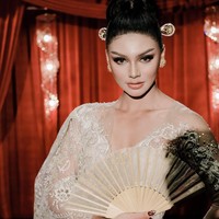 Sebelum ikut Puteri Indonesia 2020, Jihane Almira sudah lebih dulu terjun ke dunia akting dengan menjadi salah satu pemain serial Gossip Girl Indonesia. Dalam remake serial Hollywood tersebut, juara favorit Miss Supranational 2021 itu berperan sebagai Blair Hadiningrat. Foto: Instagram/@officialputeriindonesia