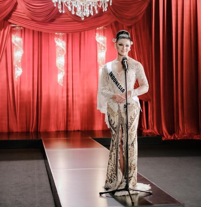 Kebaya Melati Suci berwarna putih yang berarti ketulusan dan kemurnian yang sangat mencerminkan seorang Puteri Indonesia. Kebaya tersebut dipadu padankan dengan Batik Parang Kontemporer. Foto: Instagram/@officialputeriindonesia