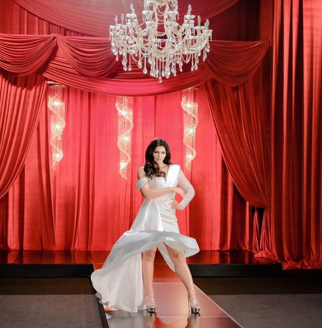 Melalui acara press conference Jihane Almira Chedid Goes To Miss Supranational 2021 yang ditampilkan secara live di YouTube, Runner Up Putri Indonesia, Jihane Almira tampak membocorkan gaun apa saja yang akan dikenakannya. Ada beberapa gaun pilihan yang nantinya akan dibawa dan dikenakan oleh Jihane Almira di ajang tersebut untuk mewakili Indonesia. Foto: Instagram/@officialputeriindonesia