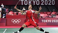 Jonatan Christie tersingkir dari Olimpiade Tokyo 2020. Ia ditumbangkan tunggal putra China, Shi Yuqi, di babak 16 besar dengan dua gim langsung 11-21, 9-21. ANTARA FOTO/Sigit Kurniawan  