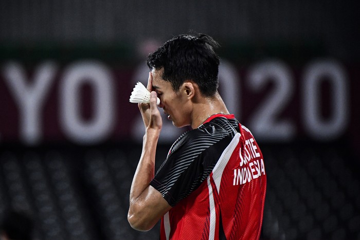 Pebulutangkis tunggal putra Indonesia Jonatan Christie mengembalikan kok ke arah tunggal putra China Shi Yuqi dalam babak 16 besar Olimpiade Tokyo 2020 di Musashino Forest Sport Plaza, Tokyo, Jepang, Kamis (29/7/2021). Jonatan Christie gagal melaju perempat final setelah kalah 11-21 dan 9-21. ANTARA FOTO/Sigid Kurniawan/rwa.