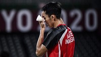 Jonatan Christie menghadapi Shi Yuqi di Musashino Forest Sports Plaza pada perempatfinal cabang bulutangkis Olimpiade Tokyo 2020 nomor tunggal putra, Kamis (29/7/2021) sore WIB. ANTARA FOTO/Sigit Kurniawan  