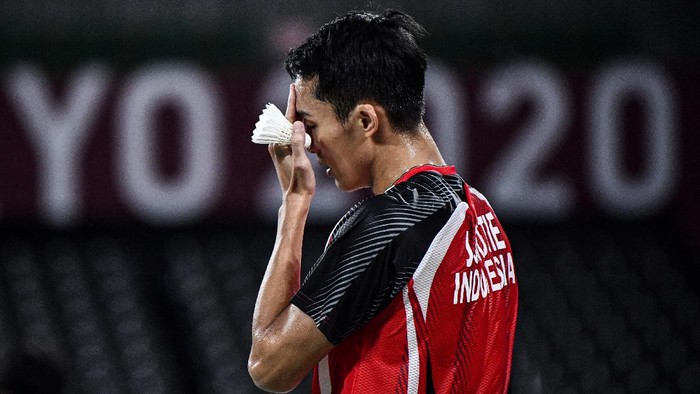 Pebulutangkis tunggal putra Indonesia Jonatan Christie mengembalikan kok ke arah tunggal putra China Shi Yuqi dalam babak 16 besar Olimpiade Tokyo 2020 di Musashino Forest Sport Plaza, Tokyo, Jepang, Kamis (29/7/2021). Jonatan Christie gagal melaju perempat final setelah kalah 11-21 dan 9-21. ANTARA FOTO/Sigid Kurniawan/rwa.