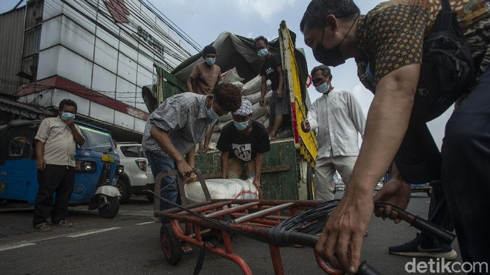 Jutaan Warga DKI Terima Bansos Beras Hari Ini Pemprov DKI mulai membagikan 10 kilogram beras kepada warganya di Jakarta, Kamis (29/7/2021). Sebanyak 1.007.379 keluarga menerima beras tersebut.