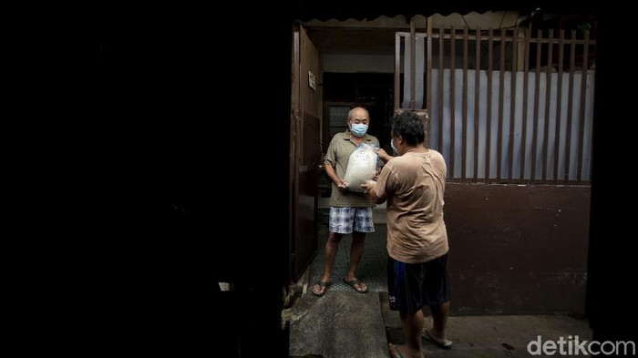 Pemprov DKI mulai membagikan 10 kilogram beras kepada warganya di Jakarta, Kamis (29/7/2021). Sebanyak 1.007.379 keluarga menerima beras tersebut.