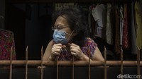 Pembagian bansos berupa beras ini langsung didistribusikan dari rumah ke rumah.  