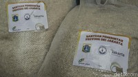 Seperti di Kelurahan Tanah Tinggi, Jakarta Pusat ini, lebih dari 7000 warga di kelurahan ini mendapat bantuan sosial beras 10 kilogram.  