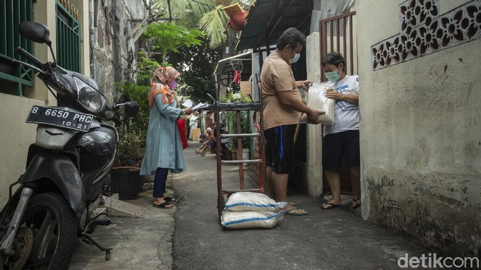 Jutaan Warga DKI Terima Bansos Beras Hari Ini Pemprov DKI mulai membagikan 10 kilogram beras kepada warganya di Jakarta, Kamis (29/7/2021). Sebanyak 1.007.379 keluarga menerima beras tersebut.