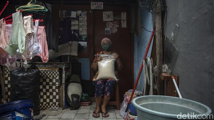 Jutaan Warga DKI Terima Bansos Beras Hari Ini Pemprov DKI mulai membagikan 10 kilogram beras kepada warganya di Jakarta, Kamis (29/7/2021). Sebanyak 1.007.379 keluarga menerima beras tersebut.