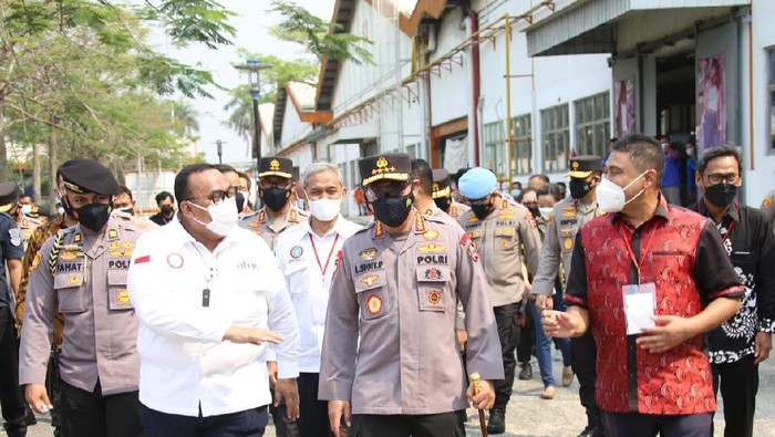 Kapolri Jenderal Listyo Sigit Prabowo meninjau vaksinasi bagi buruh di Tangerang, Banten.