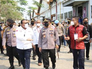 Tinjau Vaksinasi Buruh di Tangerang, Kapolri Harap Ekonomi Cepat Pulih