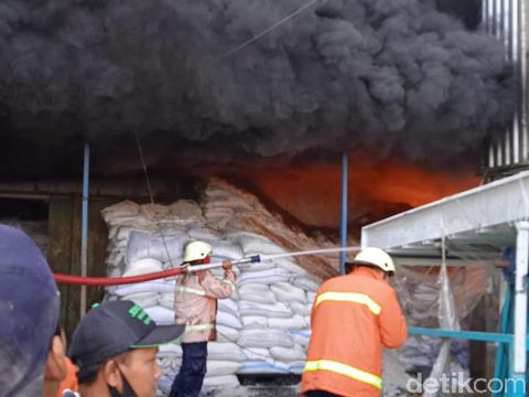 Kebakaran gudang beras di Sragen