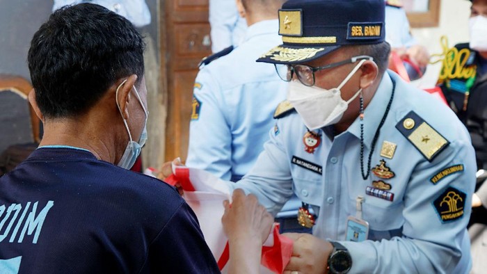 Kemenkumham Berbagi di Tengah Pandemi Beragam cara dan instansi yang ada saling berlomba untuk berbagi dengan masyarakat yang terdampak pandemi. Seperti inilah salah satu aksi nyatanya. Kementerian Hukum dan HAM menyalurkan bantuan sosial hampir diseluruh pelosok negeri secara serentak dan dipimpin oleh Menteri Hukum dan HAM bersama seluruh Unit Pusat, Kantor Wilayah dan UPT di lingkungan Kementerian Hukum dan HAM.