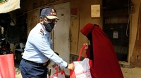 Adapun bantuan itu berjumlah 46.614 paket sembako yang berisi beras, minyak goreng, gula, mie instan, sarden, serta susu. Sebanyak 43.558 paket di antaranya diberikan kepada masyarakat yang secara langsung terdampak pandemi, sementara 3.056 sisanya diberikan bagi keluarga ASN Kemenkumham yang terpapar.