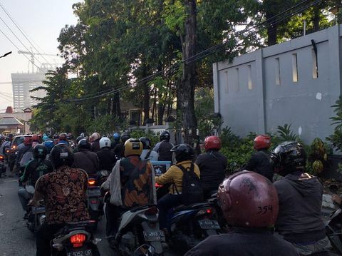 Kendaraan Pekerja Esensial Antre Masuk Surabaya di Bundaran Cito