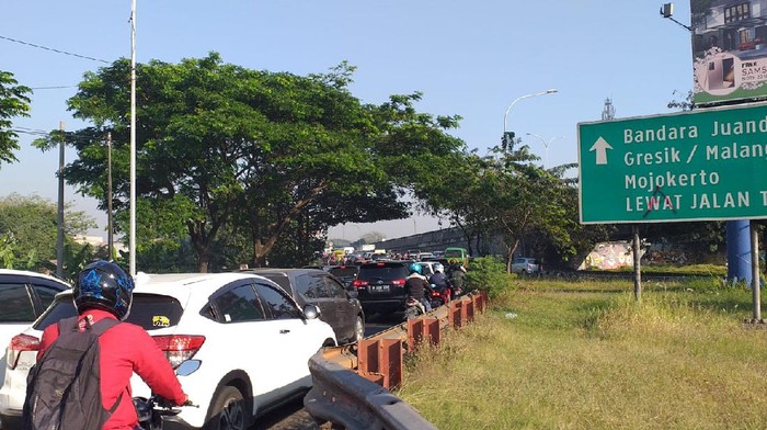 Kendaraan Pekerja Esensial Antre Masuk Surabaya di Bundaran Cito
