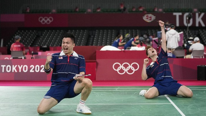 Malaysias Aaron Chia and Soh Wooi Yik celebrate after defeating Indonesias Marcus Fernaldi Gideon and Kevin Sanjaya Sukamuljo during their mens doubles quarterfinal match at the 2020 Summer Olympics, Thursday, July 29, 2021, in Tokyo, Japan. (AP Photo/Dita Alangkara)