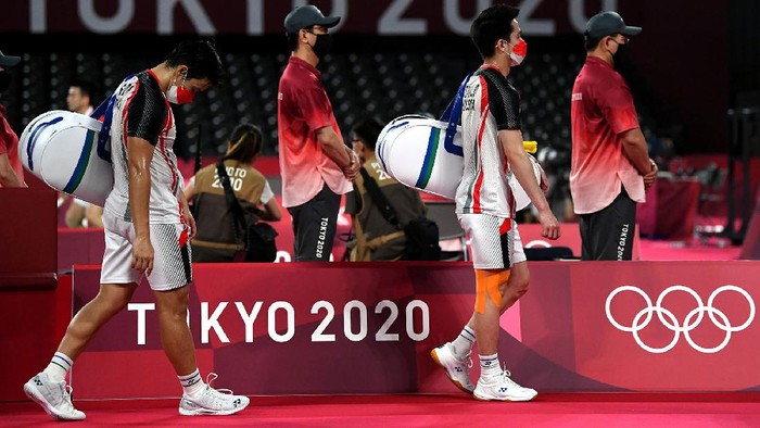 Kevin/Marcus Tersingkir di Perempatfinal Olimpiade Tokyo Pebulutangkis ganda putra Indonesia Marcus Fernaldi Gideon/Kevin Sanjaya Sukamuljo meninggalkan lapangan seusai kalah dari ganda putra Malaysia Aaron Chia/Wooi Yik Soh dalam perempat final Olimpiade Tokyo 2020 di Musashino Forest Sport Plaza, Tokyo, Jepang, Kamis (29/7/2021). Marcus Fernaldi Gideon/Kevin Sanjaya Sukamuljo gagal melangkah ke semifinal setelah kalah 14-21, 17-21. ANTARA FOTO/Sigid Kurniawan/aww.