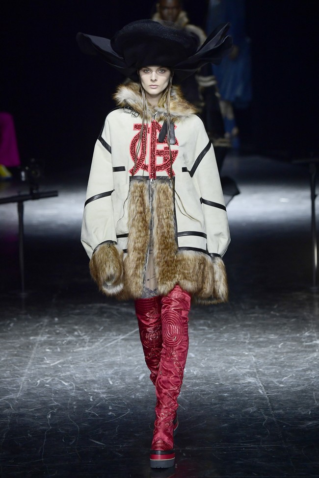 Busana Jean Paul Gaultier karya desainer Jepang Sacai Chitose Abe untuk koleksi Couture 2020/2021.  Foto: Getty Images/Kristy Sparow.