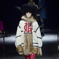 Busana Jean Paul Gaultier karya desainer Jepang Sacai Chitose Abe untuk koleksi Couture 2020/2021.  Foto: Getty Images/Kristy Sparow.