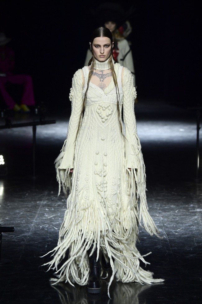Busana Jean Paul Gaultier karya desainer Jepang Sacai Chitose Abe untuk koleksi Couture 2020/2021.  Foto: Getty Images/Kristy Sparow.