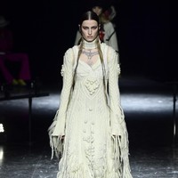 Busana Jean Paul Gaultier karya desainer Jepang Sacai Chitose Abe untuk koleksi Couture 2020/2021.  Foto: Getty Images/Kristy Sparow.