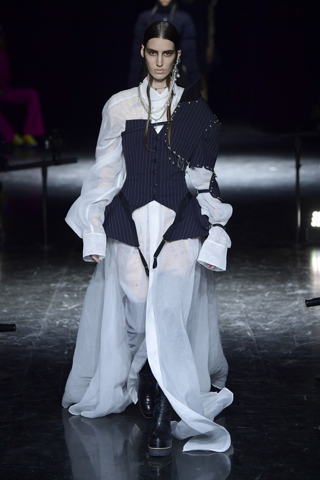 Busana Jean Paul Gaultier karya desainer Jepang Sacai Chitose Abe untuk koleksi Couture 2020/2021. Foto: Getty Images/Kristy Sparow.