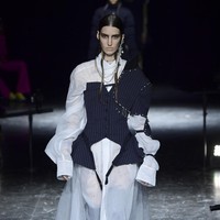 Busana Jean Paul Gaultier karya desainer Jepang Sacai Chitose Abe untuk koleksi Couture 2020/2021. Foto: Getty Images/Kristy Sparow.