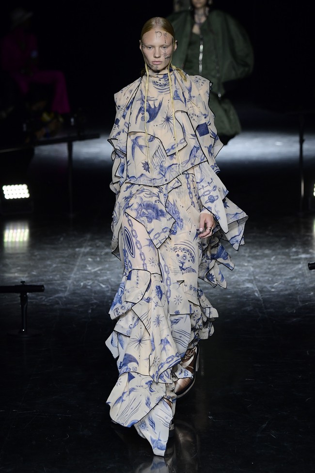 Busana Jean Paul Gaultier karya desainer Jepang Sacai Chitose Abe untuk koleksi Couture 2020/2021.  Foto: Getty Images/Kristy Sparow.