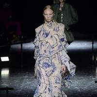 Busana Jean Paul Gaultier karya desainer Jepang Sacai Chitose Abe untuk koleksi Couture 2020/2021.  Foto: Getty Images/Kristy Sparow.