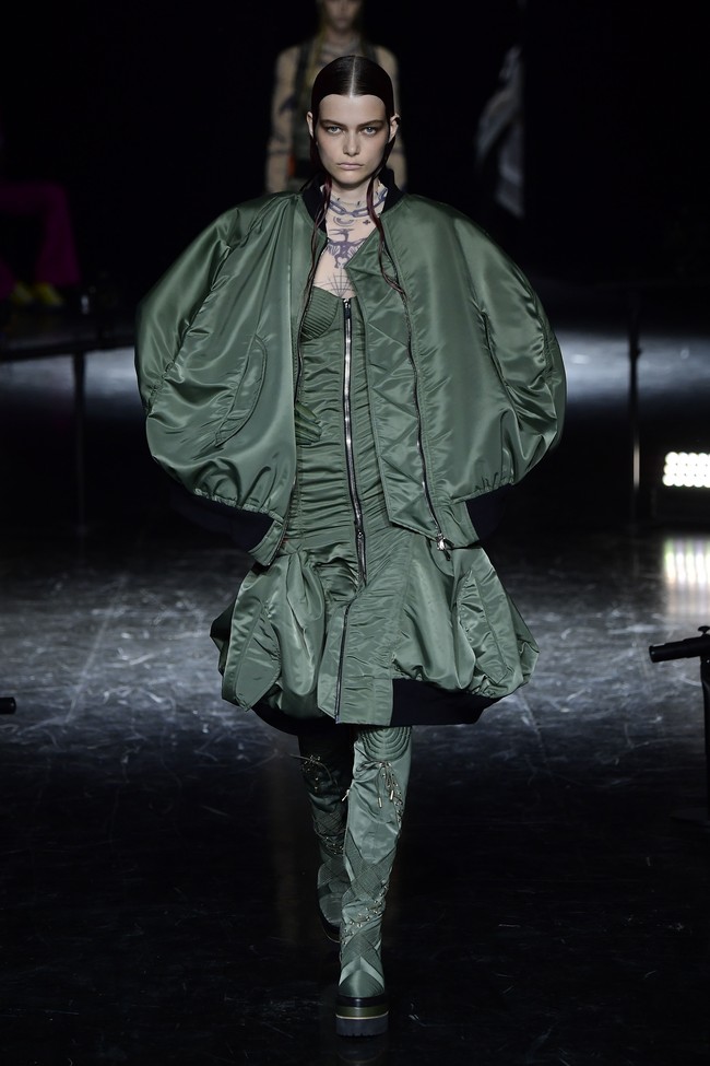 Busana Jean Paul Gaultier karya desainer Jepang Sacai Chitose Abe untuk koleksi Couture 2020/2021.  Foto: Getty Images/Kristy Sparow.