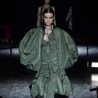 Busana Jean Paul Gaultier karya desainer Jepang Sacai Chitose Abe untuk koleksi Couture 2020/2021.  Foto: Getty Images/Kristy Sparow.